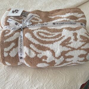 Kashwére Tan and White Blanket